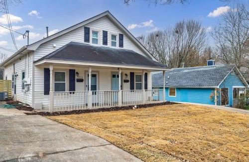 East Side House | Atlanta Zoo Free Driveway Parking Fenced Side Yard 1B1B