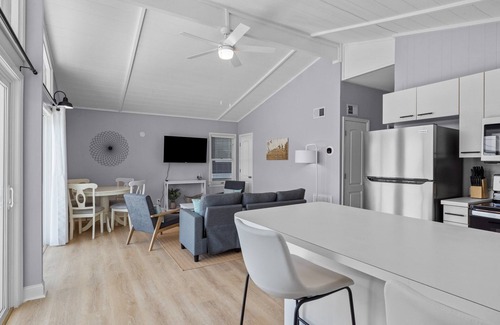 Atlantic Beach Cottage | Atlantic Breeze North - Renovated & Cozy - Walk To Beach
