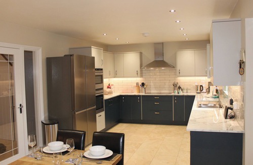 Widemouth Bay Cottage | ATLANTIC REACH, pet friendly, with open fire in Widemouth Bay