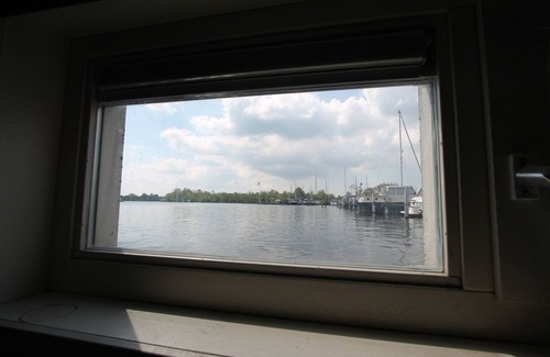 Municipality of Aalsmeer Boat Rental | Atmospheric houseboat with a view over water