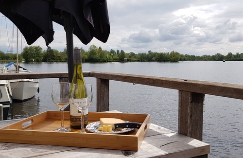 Municipality of Aalsmeer Boat Rental | Atmospheric houseboat with a view over water