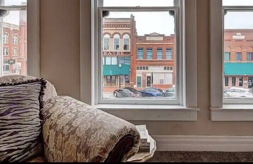 Guthrie Bed & Breakfast | Atomic Loft - Located Above the Tipsy Artist Paint Palace in Guthrie, OK