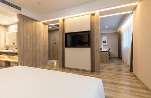 Huzhou Hotel | Atour Hotel Changxing Central Plaza