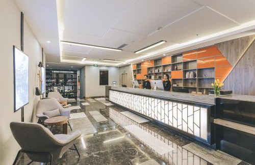 Wuhou Hotel | Atour Hotel Red Chengdu Wuhou Avenue Arch Building
