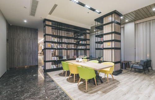 Wuhou Hotel | Atour Hotel Red Chengdu Wuhou Avenue Arch Building