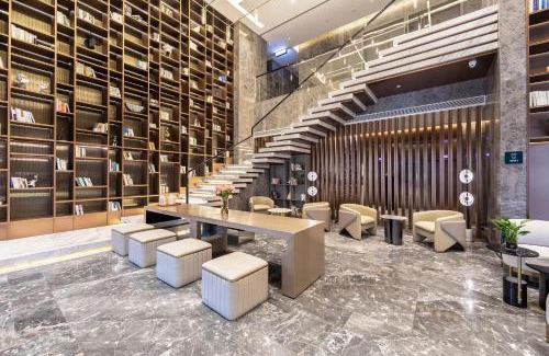Jinshui District Hotel | Atour Hotel Zhengzhou East Station Longzi Lake