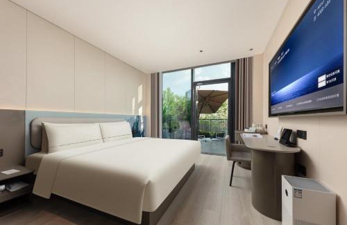Panyu Hotel | Atour Light Hotel Guangzhou Panyu Chimelong Wanbo Business District