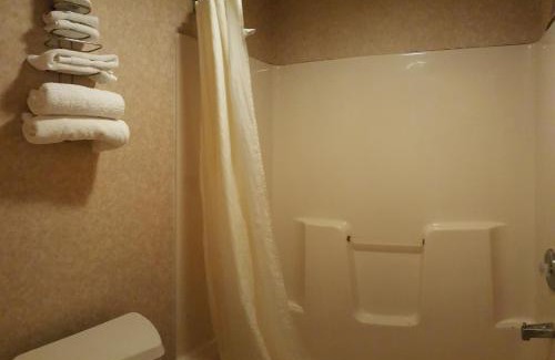 Pomona Hotel | Atrium Inn & Suites