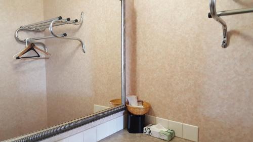 Pomona Hotel | Atrium Inn & Suites