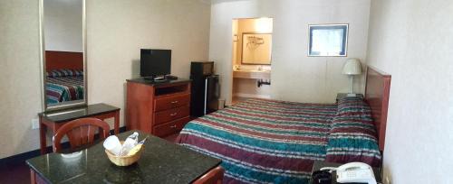 Pomona Hotel | Atrium Inn & Suites