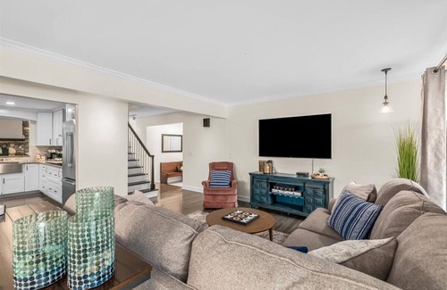 Farmington Hills House | Attainable Convenient Serenity in South East Michigan West Suburbs
