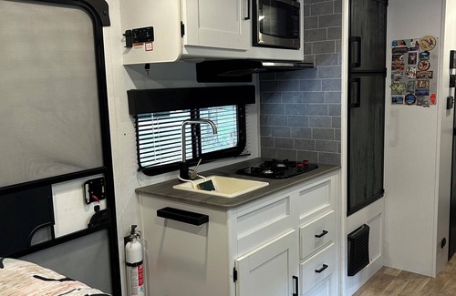 Oakland Hills House | ATTENTION SNOW BIRDS nCozy RV nSet up in Florida . You must purchase campsite