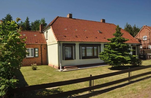 Wendisch Waren Apartment | Attic apartment Muttis Stübchen - two-room vacation apartment with eat-in kitchen