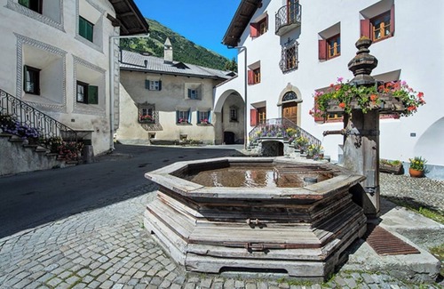 Bever Apartment | Attic apartment in Bever near St. Moritz - fireplace, antique furniture, dog-friendly