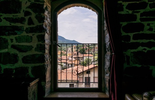 Zorzino Apartment | Attic lake view in the castle, apartment Cielo