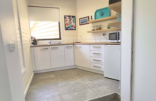 Williamstown Apartment | Attic/Studio Apartment - Central Williamstown, near cafes, shops, beach & trains