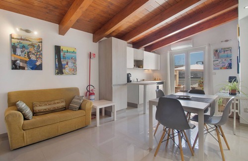 Terlizzi Apartment | Attica BeB - 'Yellow' Room with Shared Terrace, Wi-Fi and Air Conditioning