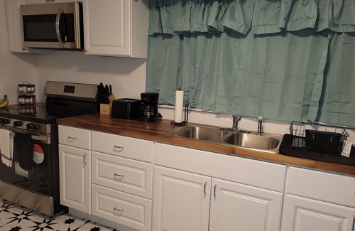 Grove Hill House | Attractive 2-bedroom, 1 & 1/2 bathroom house in Grove Hill w/WiFi and AC