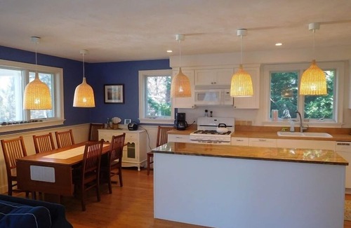 Indian Neck Heights House | Attractive 3BR Cape Home Close to Indian Neck Beach (1430)