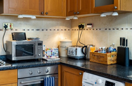 Hillside Apartment | Attractive garden studio apartment in Wimbledon, London, close to tube, WiFi