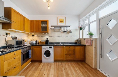 Hillside Apartment | Attractive garden studio apartment in Wimbledon, London, close to tube, WiFi