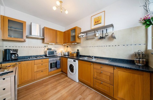 Hillside Apartment | Attractive garden studio apartment in Wimbledon, London, close to tube, WiFi