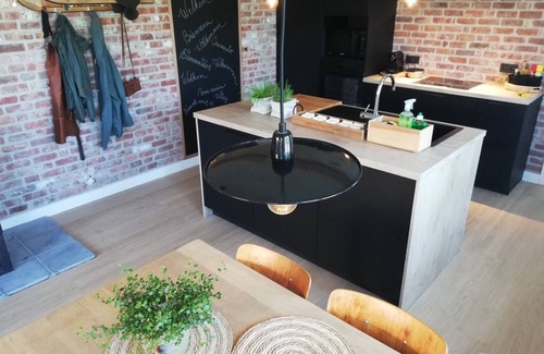 Sint-Laureins House | Attractive natural house set against the Leopold Canal.