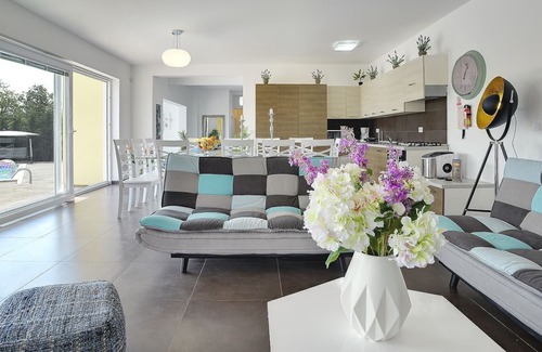 Muzini House | Attractive villa with pool, sauna, table tennis
