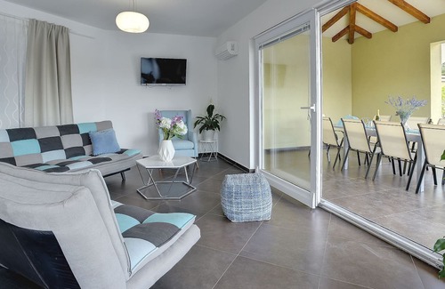 Muzini House | Attractive villa with pool, sauna, table tennis
