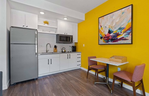 East Cesar Chavez Apartment | ATX DT Studio | Queen Bed | Sofa Bed | Mins to DT