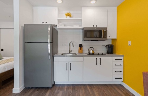 East Cesar Chavez Apartment | ATX DT Studio | Queen Bed | Sofa Bed | Mins to DT