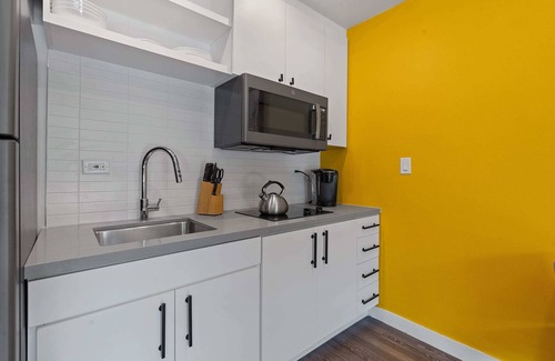 East Cesar Chavez Apartment | ATX DT Studio | Queen Bed | Sofa Bed | Mins to DT