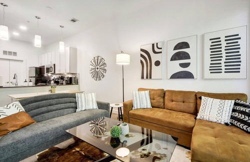 Travis Heights Apartment | ATX Vibes SoCo Suite - Pool, Gym, Rooftop, Free Parking, Best Location!