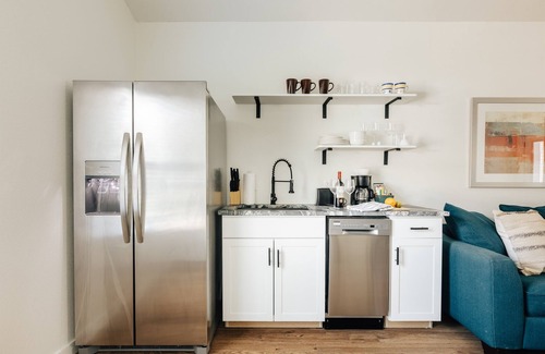 Sweetbriar Cottage | ATXSummerGem@SoCOKingBed