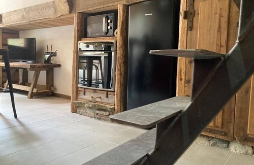 Bloye House | Atypical apartment in a pony club