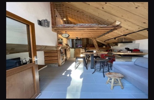 Bloye House | Atypical apartment in a pony club