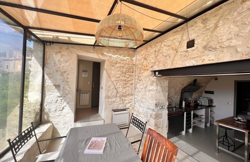 Menerbes Apartment | Atypical apartment with large terrace overlooking the Luberon