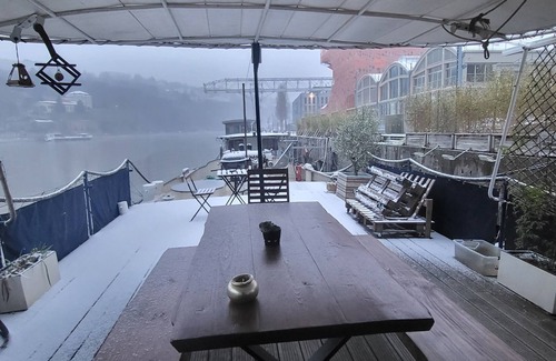 Grand Lyon Boat Rental | Atypical, peaceful houseboat in Confluence