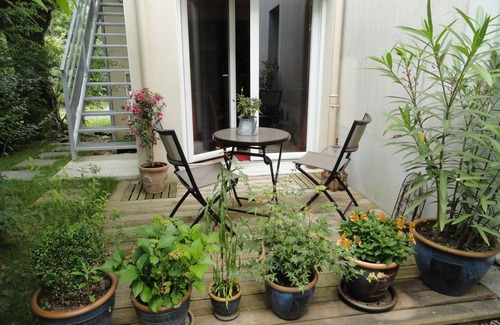 Eraudiere-Renaudiere Apartment | Au Cadran Solaire, L'Orient : Studio in quiet, leafy setting.