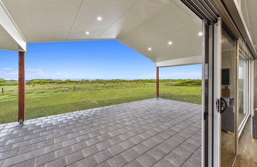 Eight Mile Creek House | "ON THE BEACH " LUXURIOUS ACCOMMODATION