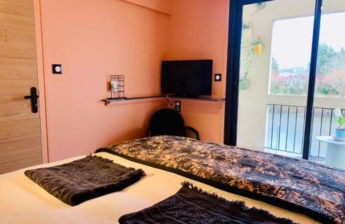 Saintes Apartment | "Au Fil de la Charente" - Coeur de Saintes - WIFI Clim - Classé 4 étoiles - 4 pers