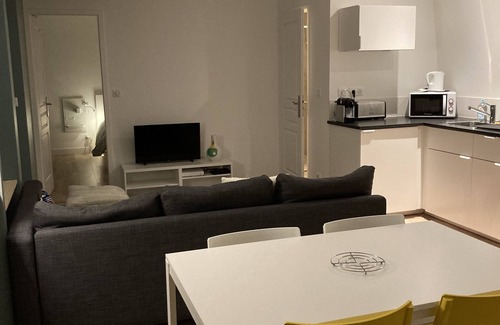 Lons-le-Saunier Apartment | Au Pays des Lacs, 6 Pers/Parking Gratuit