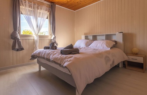 Hautefage-la-Tour Bed & Breakfast | Au petit Bonheur Bed and breakfast with shared pool.