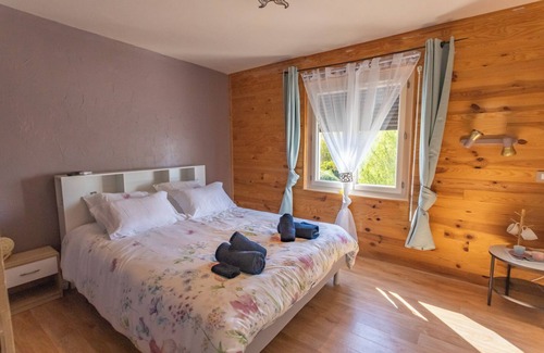 Hautefage-la-Tour Bed & Breakfast | Au petit Bonheur Bed and breakfast with shared pool.