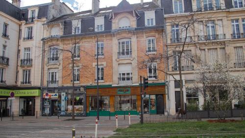 Reims City Centre Apartment | Au pied de la Cathédrale, bel appartement, lumineux avec 2 chambres
