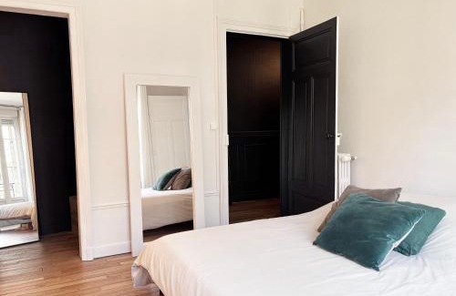 Reims City Centre Apartment | Au pied de la Cathédrale, bel appartement, lumineux avec 2 chambres