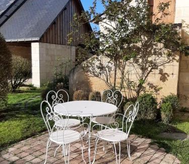 Gennes-Val-de-Loire Bed & Breakfast | Au pied du Lavoir chambre Germaine