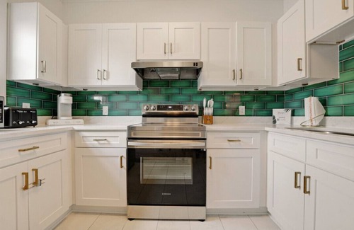 Coquina Gables Condo | Auberge Chic Fleurs - Your Cozy Holiday Retreat by the Sea!