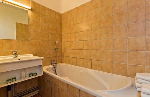 Nebouzat Hotel | Auberge De La Moreno