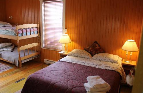Baie Sainte-Catherine Hotel | Auberge du Café chez Sam
